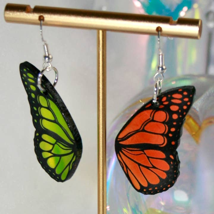 Zwarte iriserende Monarch Butterfly Wing Flutter oorbellen voor wholesale door Moonstruck Designs PDX