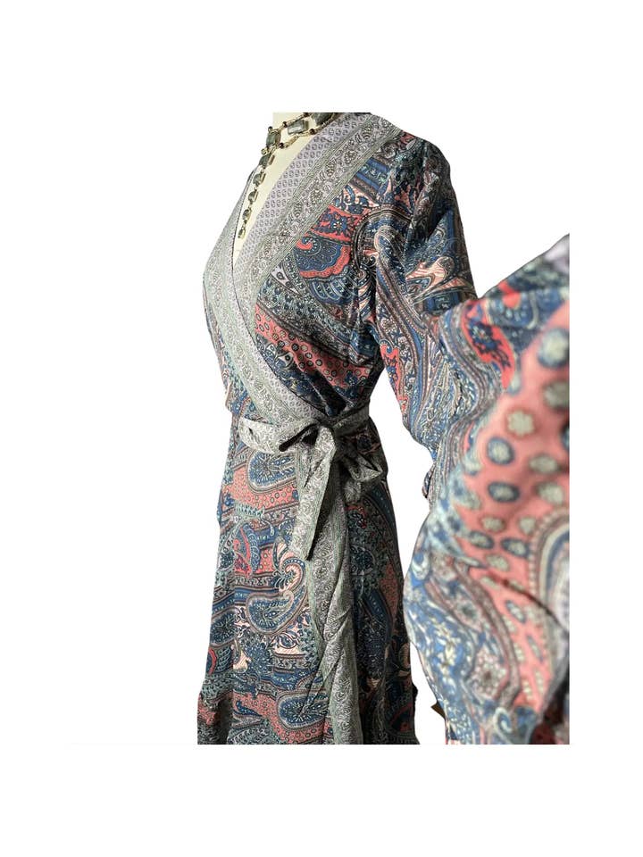 Pink and Silver - Vente Robe – femme - Robe portefeuille longue en soie à manches cloches (bordure lavande)2