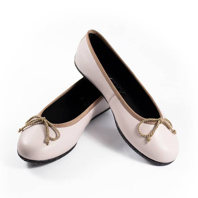 Olympia lichtroze leren ballerina met beige strik en antislipzool voor wholesale door ATELIER DE BALLERINAS