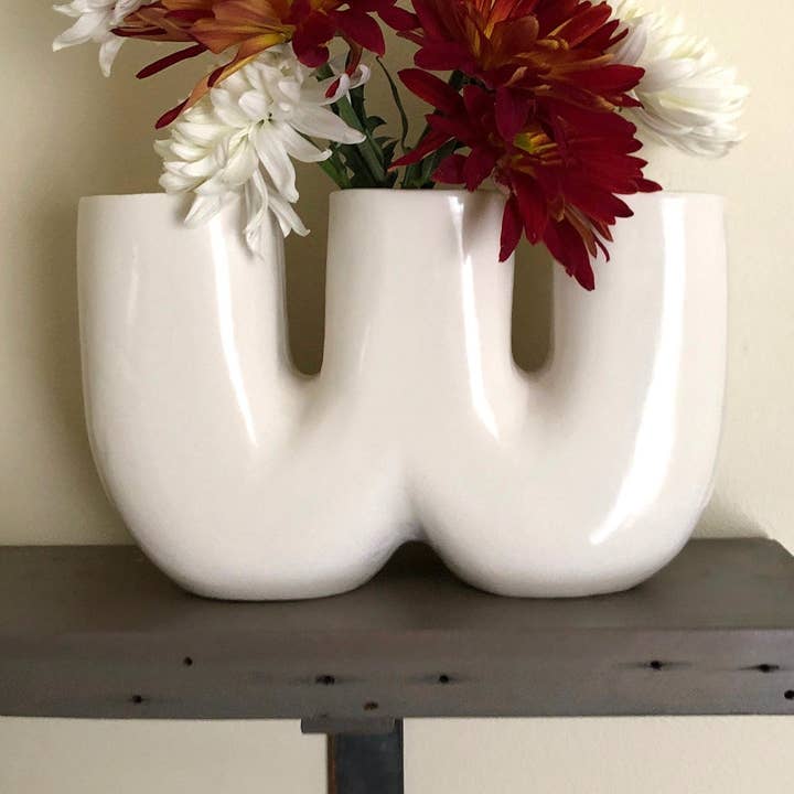 Vaso in ceramica | Lettera W per la vendita all'ingrosso da parte di Studio Patenaude