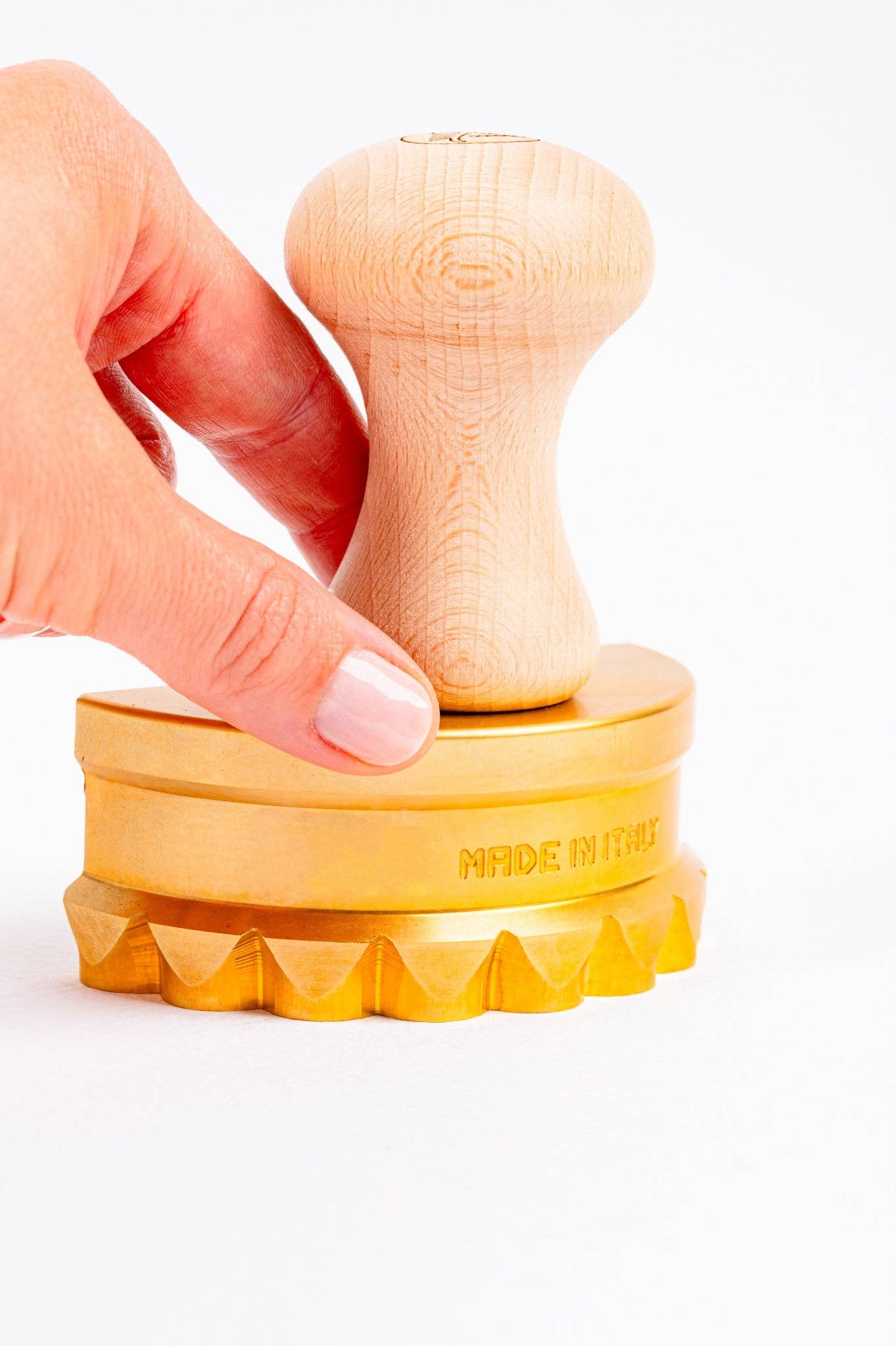 LA GONDOLA - Wholesale Kitchen Tool/Gadget - Ravioli Pasta Cutter Stamp Mezzaluna in Brass Wooden handle9