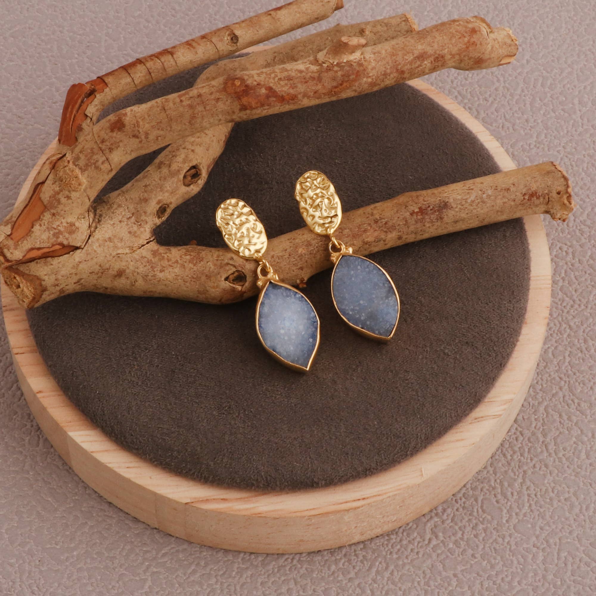 El Joyero - Vendita all'ingrosso Orecchini pendenti - Orecchino a perno fatto a mano placcato oro con texture druzy azzurro chiaro2