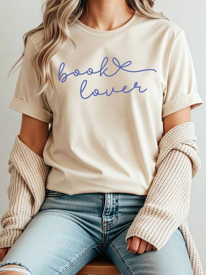 Maglietta Grafica con Scritta "Amante dei Libri" per la vendita all'ingrosso da parte di Pink Irene Wholesale