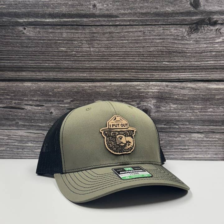 Boné com Emblema de Couro "I Put Out" Urso – 208Tees por atacado de 208T2.0