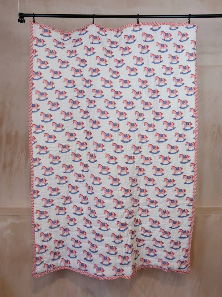 Edredón grande de cuna / niño pequeño con caballos mecedores para venta al por mayor de Kapara London