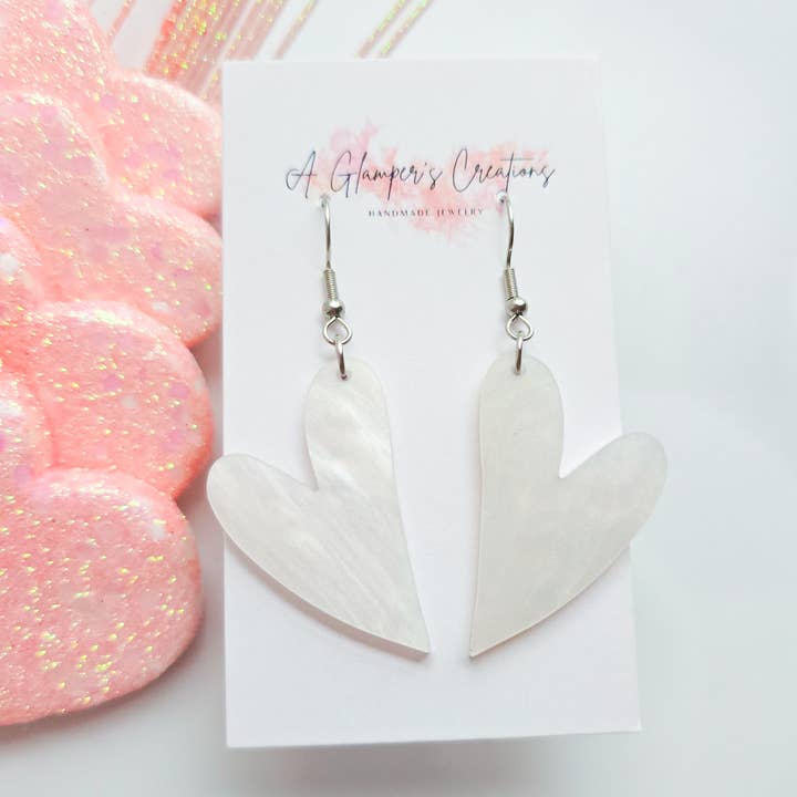 Orecchini in acrilico a forma di cuore con perla di marmo bianco per San Valentino per la vendita all'ingrosso da parte di A Glamper's Creations LLC