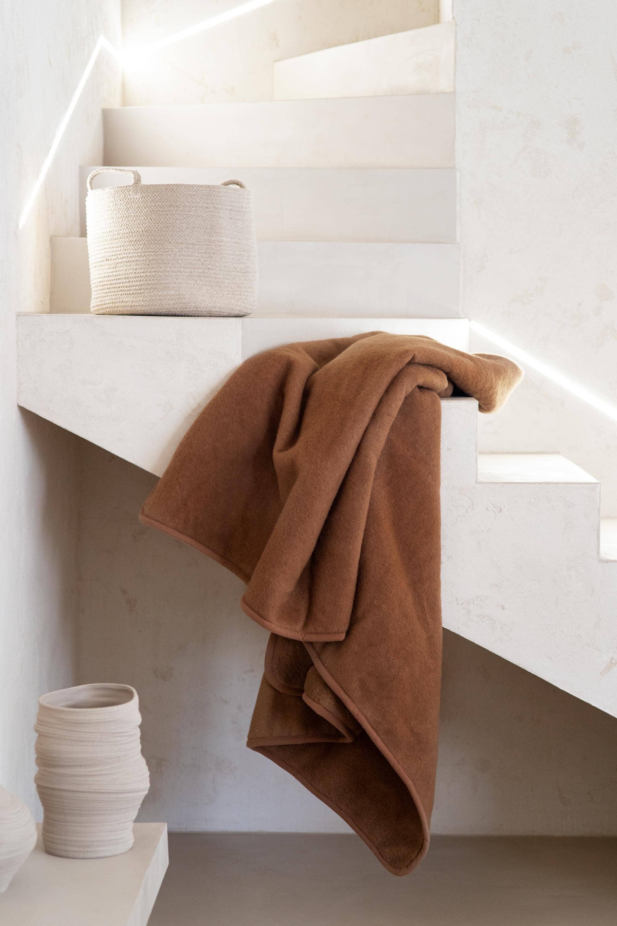 Sheepers SP .Z O.O. - Wholesale Throw Blanket - Luxurious Chocolate Sheepskin Shearling Throw 200x160cm1