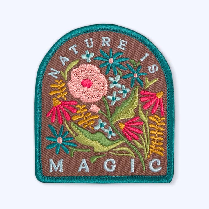 Bough & Antler Northwest Goods – Großhandel Aufnäher – Aufnäher mit leuchtenden Blumen zum Aufnähen: Buntes „Nature Is Magic“ -Motiv