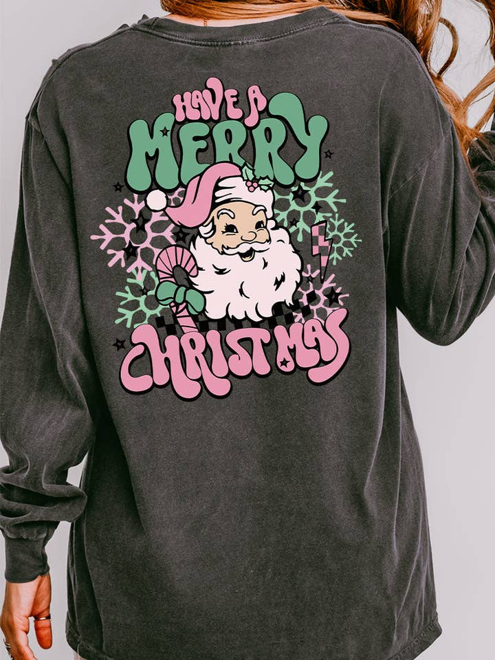 T-shirt long et lourd Comfort Colors avec design Groovy Joyeux Noël à l'avant et à l'arrière. pour la vente par Wholesale Accessory Market