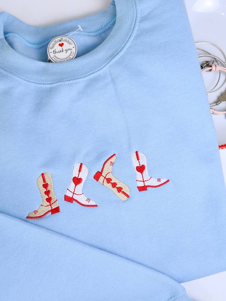 Felpa con stivali da cowgirl ricamati per la vendita all'ingrosso da parte di Tessa & Tiana Boutique