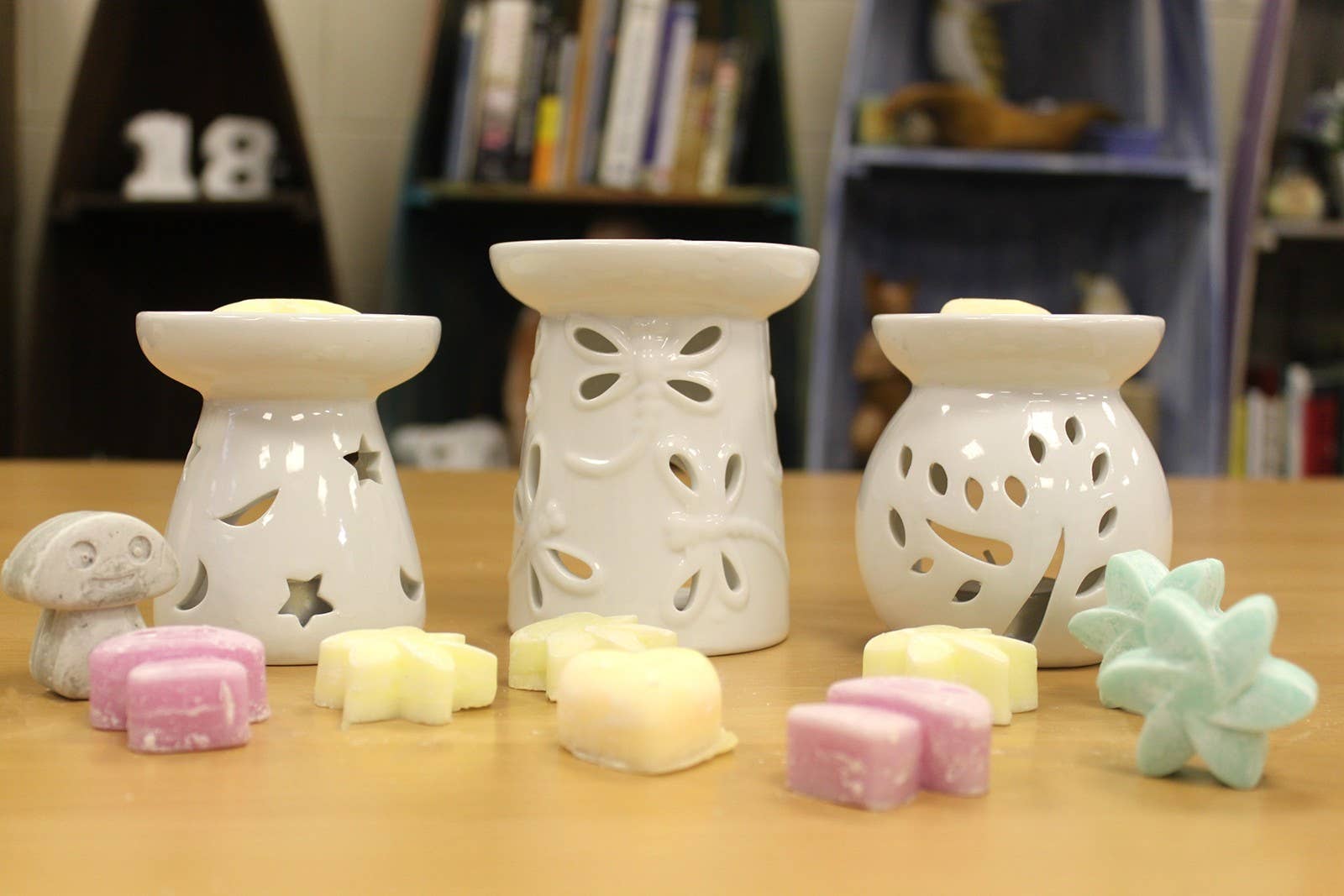 AWGifts Europe - Vendita all'ingrosso Scaldaolio - Scaldaolio in ceramica bianco classico con libellule1