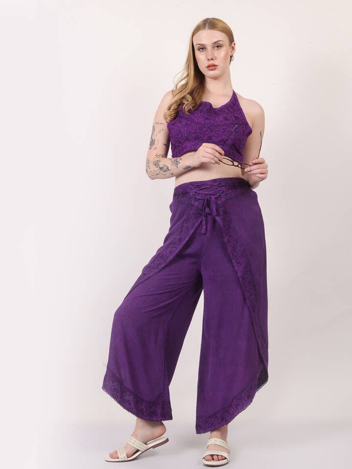 Ensemble de pantalon à jambes larges avec haut court à col licou pour femmes avec nœud. pour la vente par Wevez