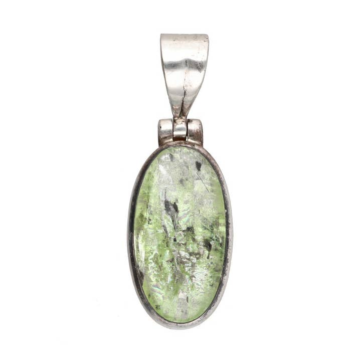 Random Green Kyanite Pendant in 925 Sterling Silver for wholesale by Vives de la Cortada S.L