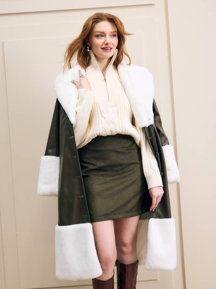 Manteau bordé de fausse fourrure pour la vente par Hilary MacMillan