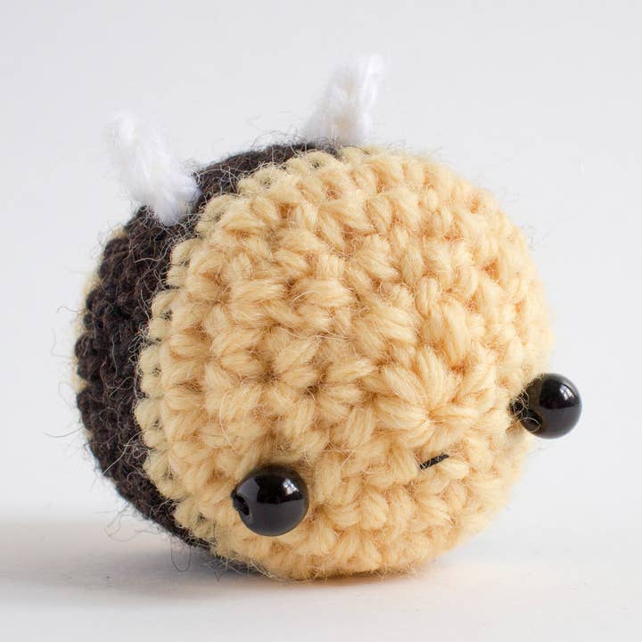 Crochet bee plush toy or key chain for wholesale by Mohu