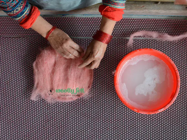 Woollyfelt - Vente Décorations de table - Ensemble de 10 adorables oiseaux blancs en feutre5