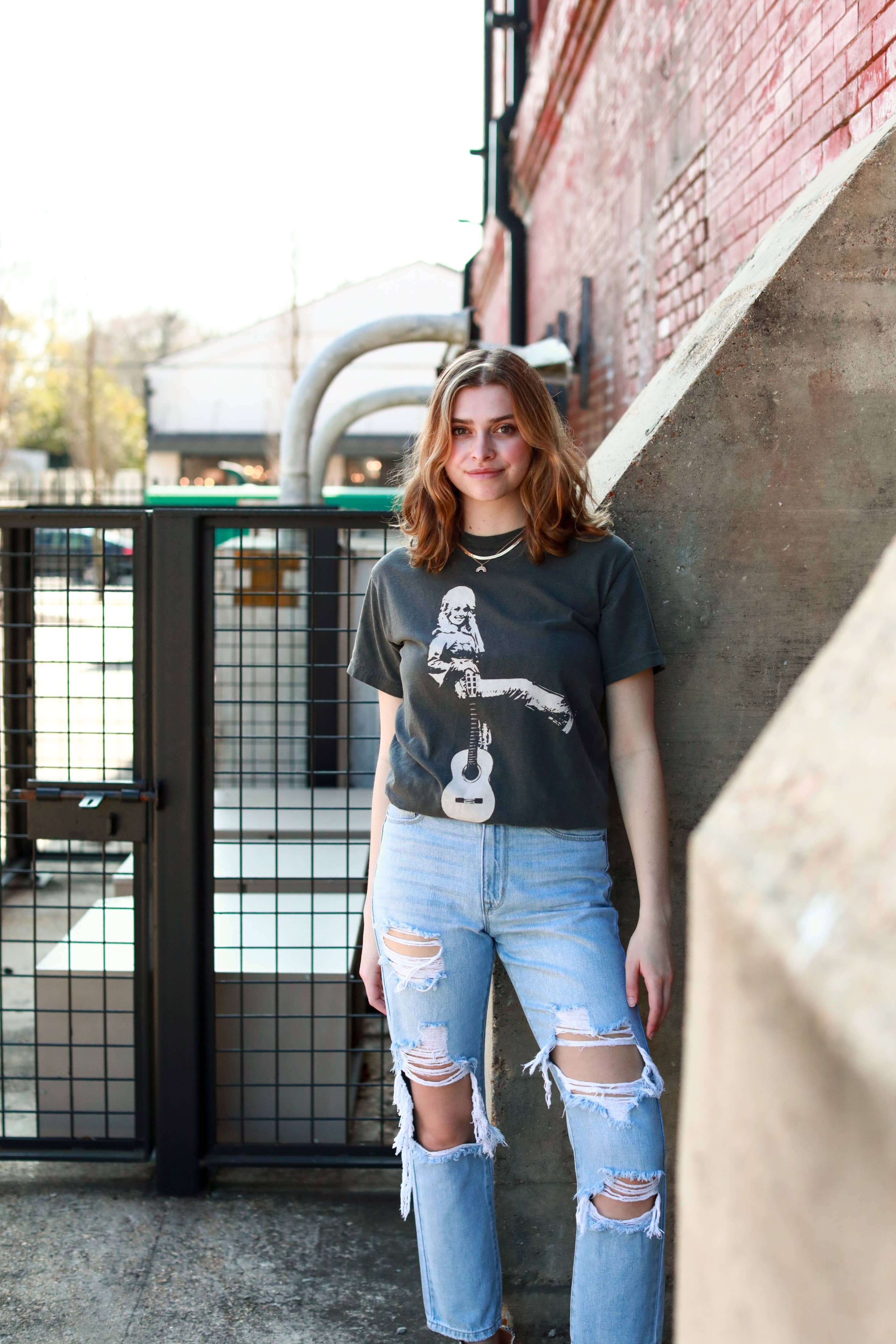 Peper Hey Dolly T-shirt med stencilgrafik for engroshandel på Faire1