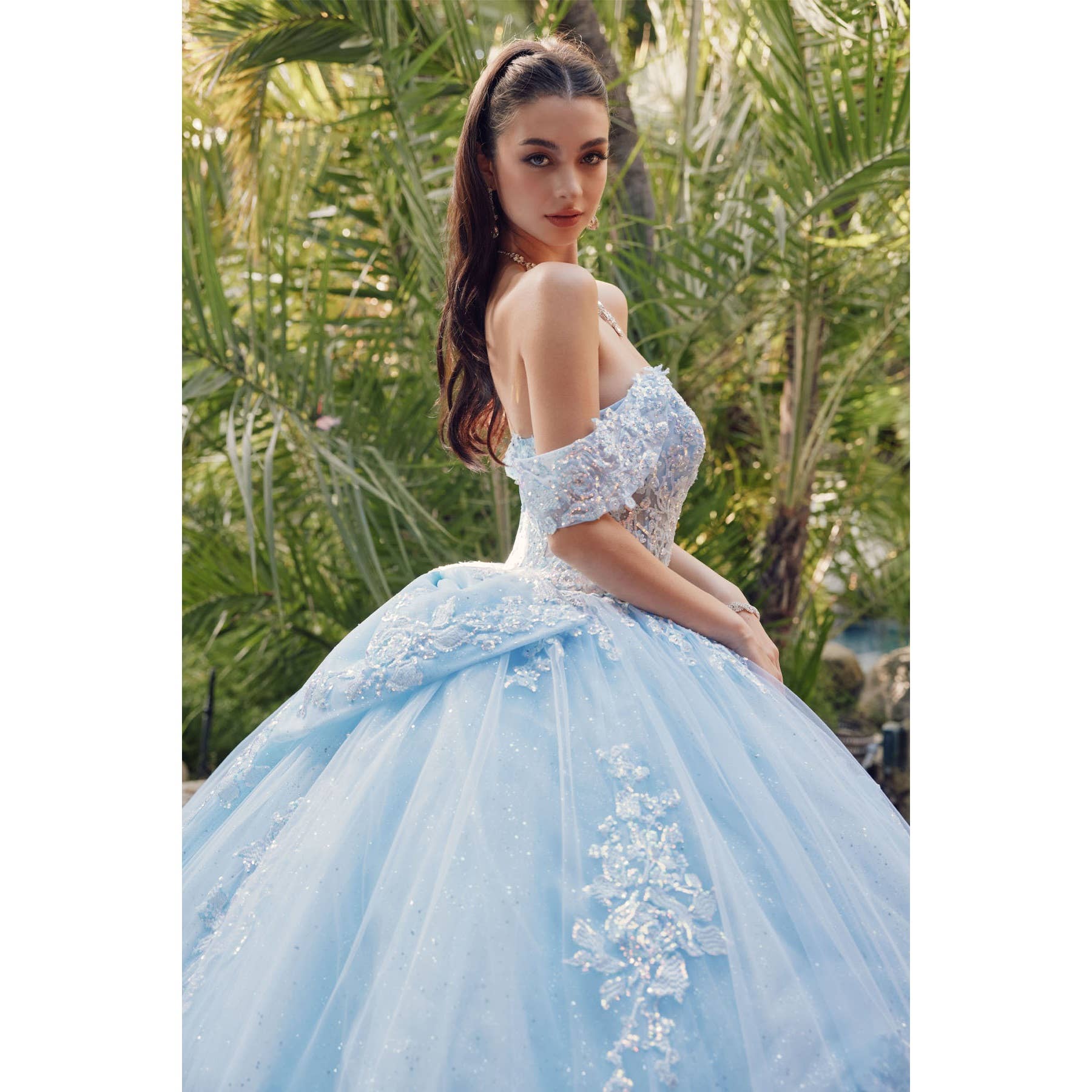 Juliet – Großhandel Abendkleid – Damen – Schulterfreies Quinceañera-Ballkleid mit Stickereien, Spitzenapplikationen und Schleife am Rücken3