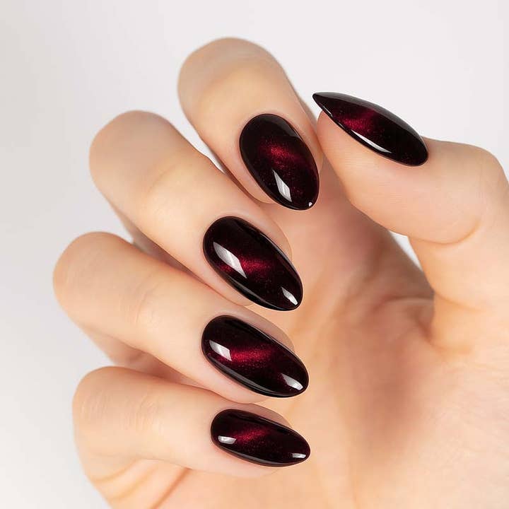 Il pavimento è lava • Mandorla corta per la vendita all'ingrosso da parte di MoYou London