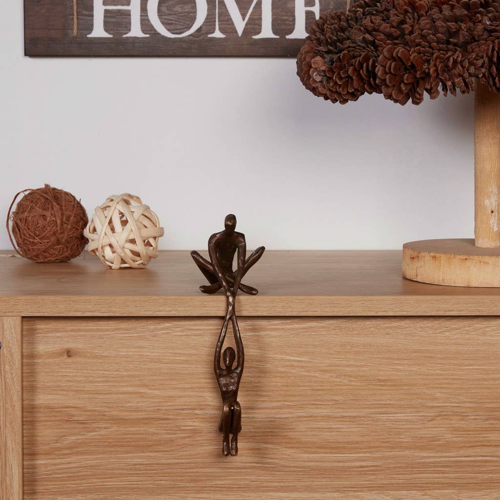 Danya B - Vente Sculpture - Homme Lifting Femme de Ledge Bronze Sculpture