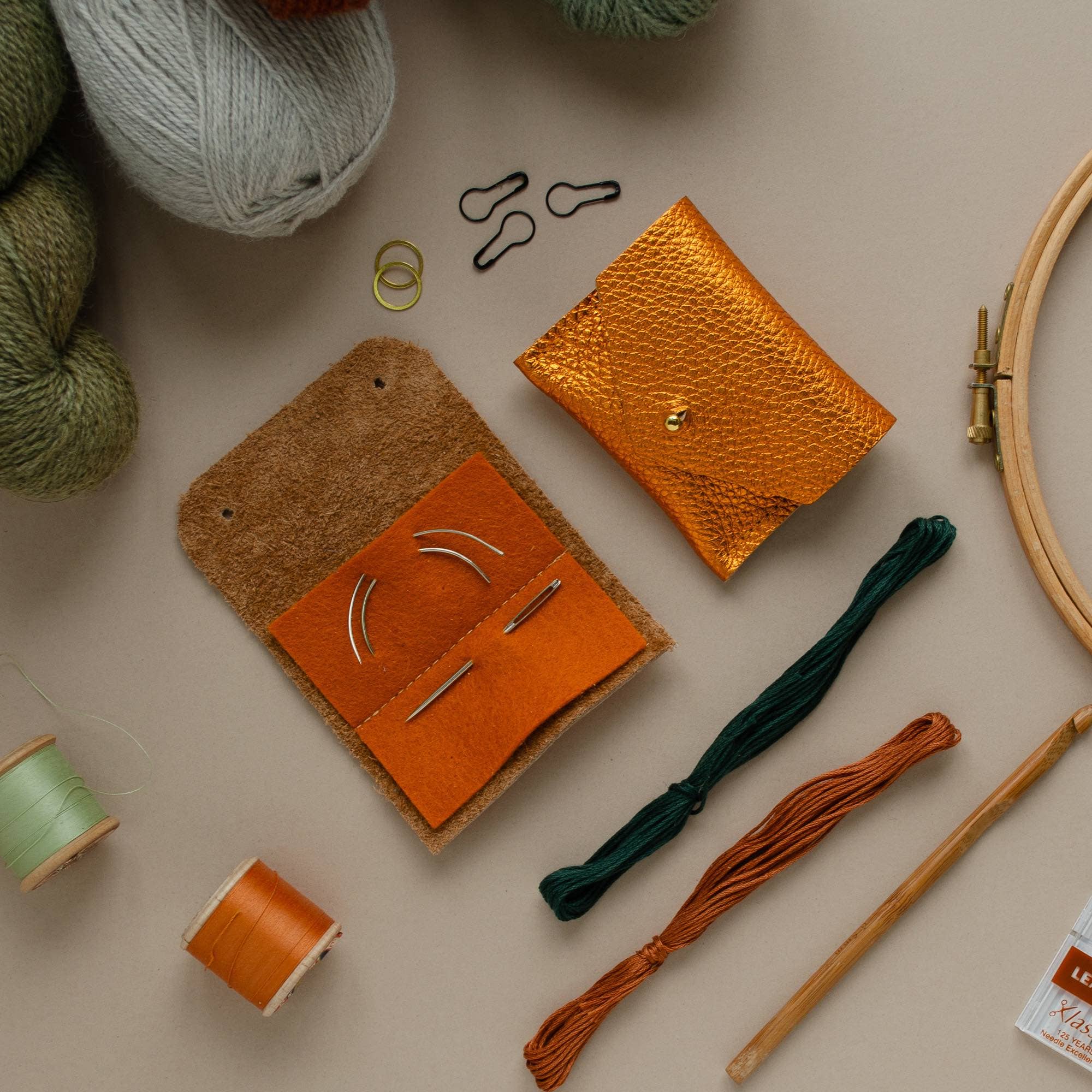 Studio Lowen - Vente Accessoire de broderie/point de croix - Mini étui à aiguilles à coudre en cuir29