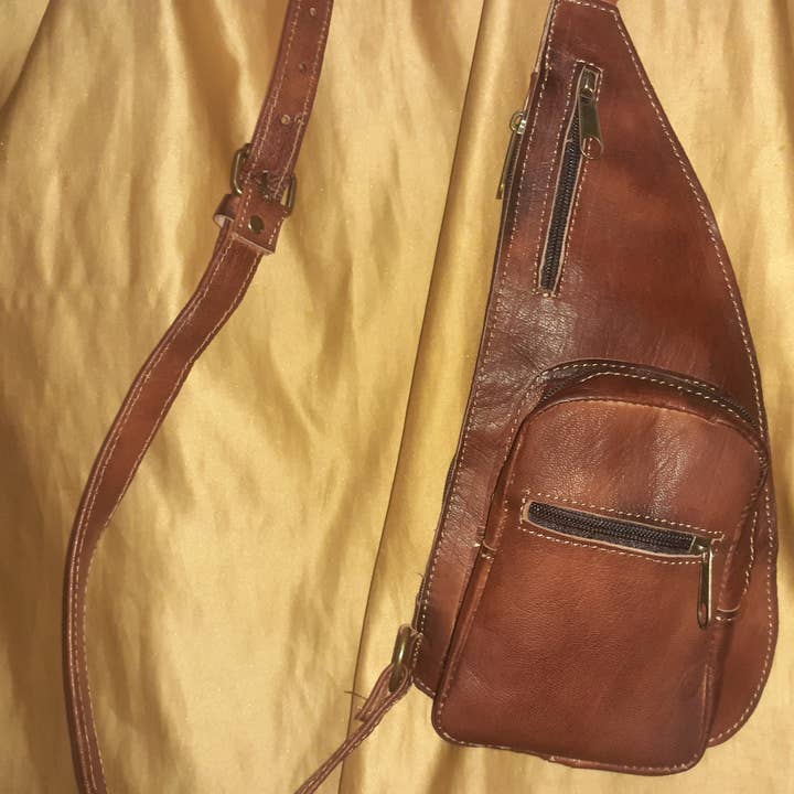 Triangular shoulder bag for wholesale by Hecho a mano