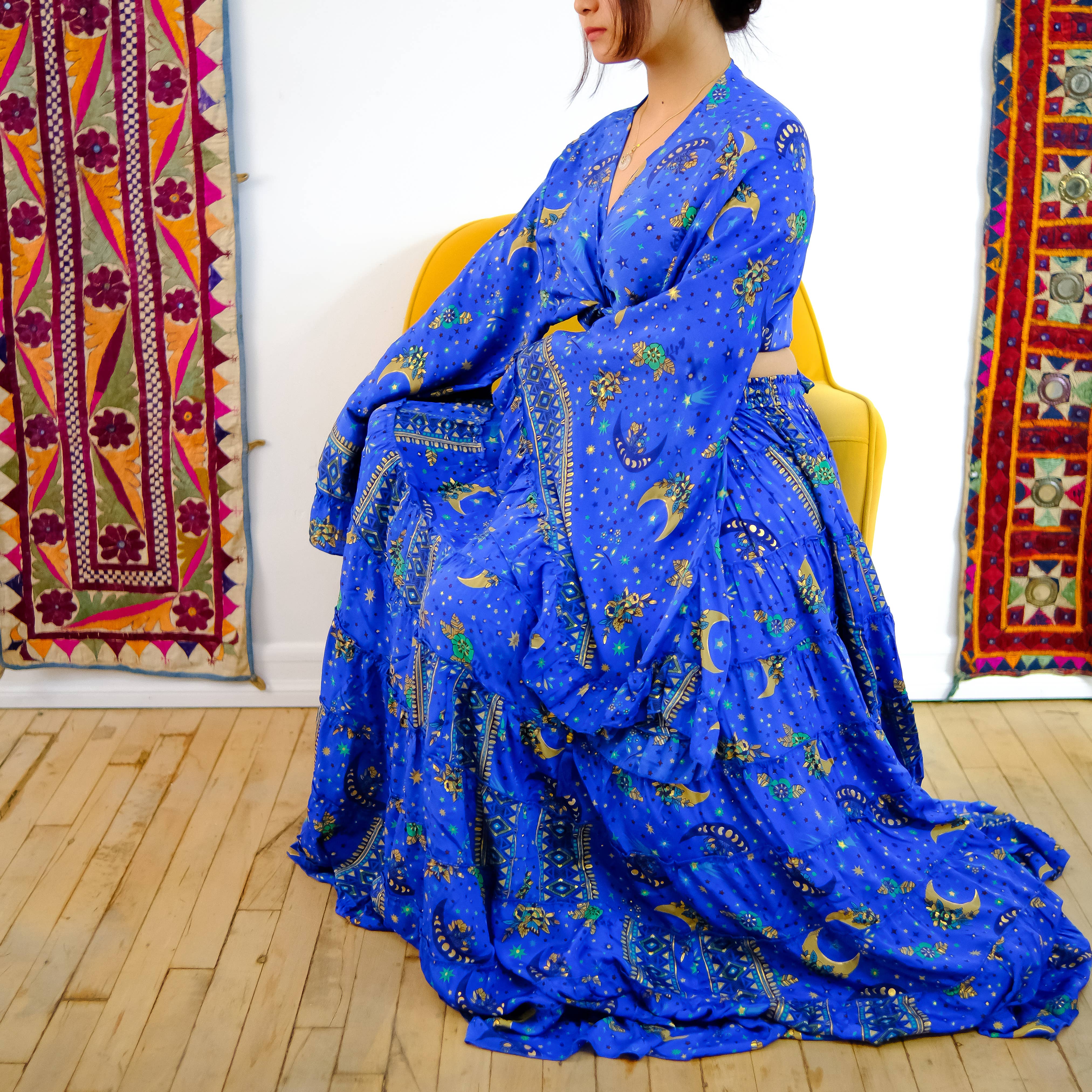 Karma Nepal Crafts – Engroshandel Top- og nederdelsæt - Dame – Flowy Silke Tiered Nederdel Set med Flare ærmet Top7