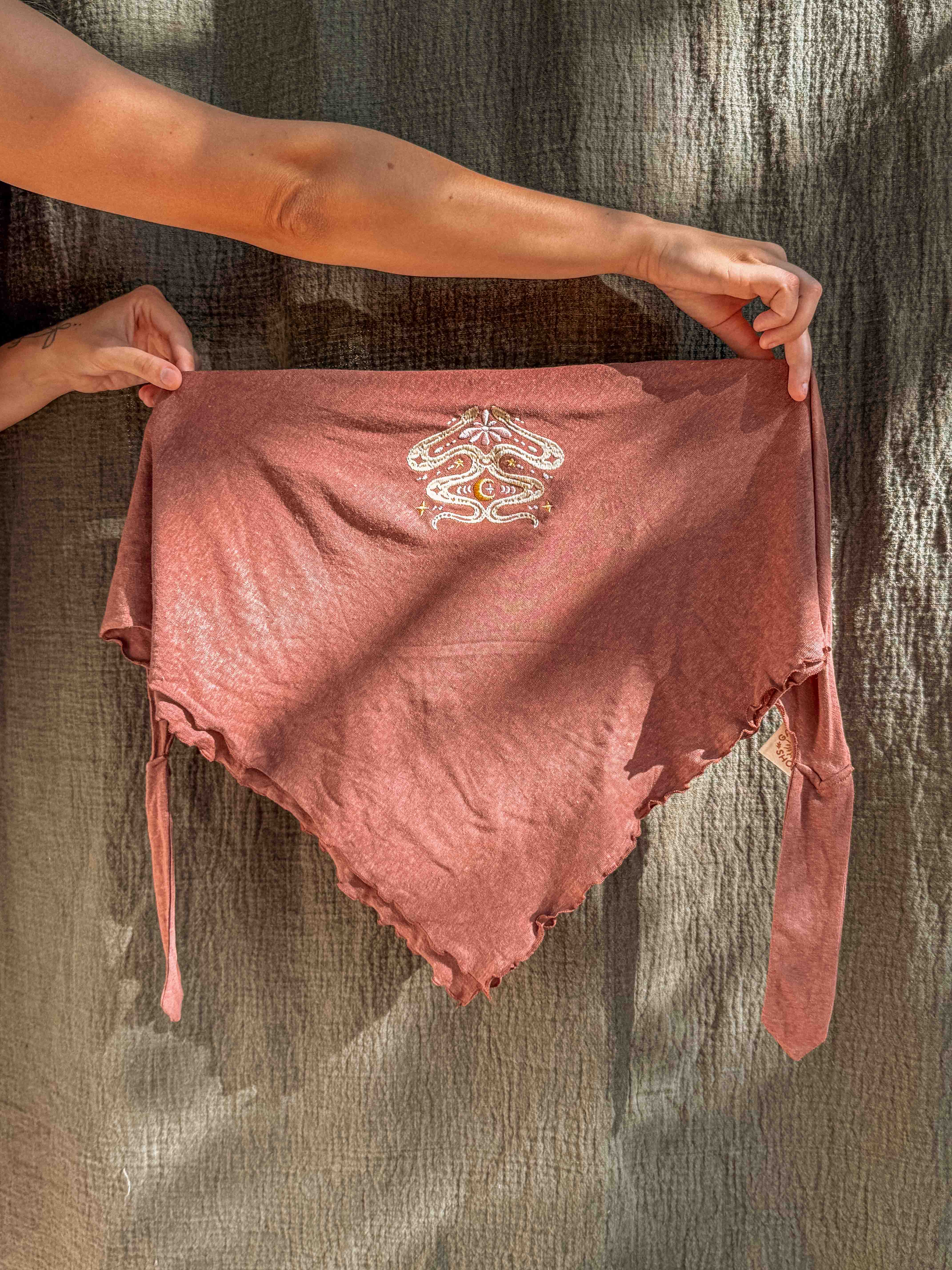 Gardenbelle Shop – Blusa - Mulher por atacado – Top Bandana Serpente Orgânica, Bandana XL Serpente Lua Boho em Cânhamo8