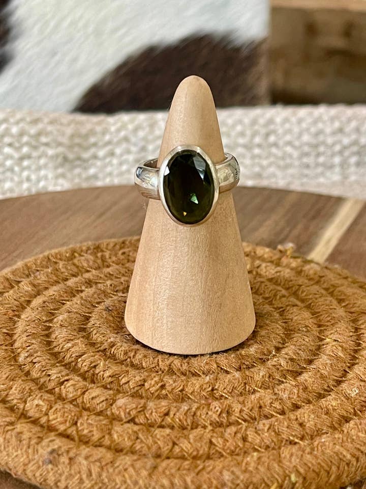 Håndlavet ring i sterlingsølv og meteoritsten størrelse 6,5 for engroshandel hos Nizhonitradersllc