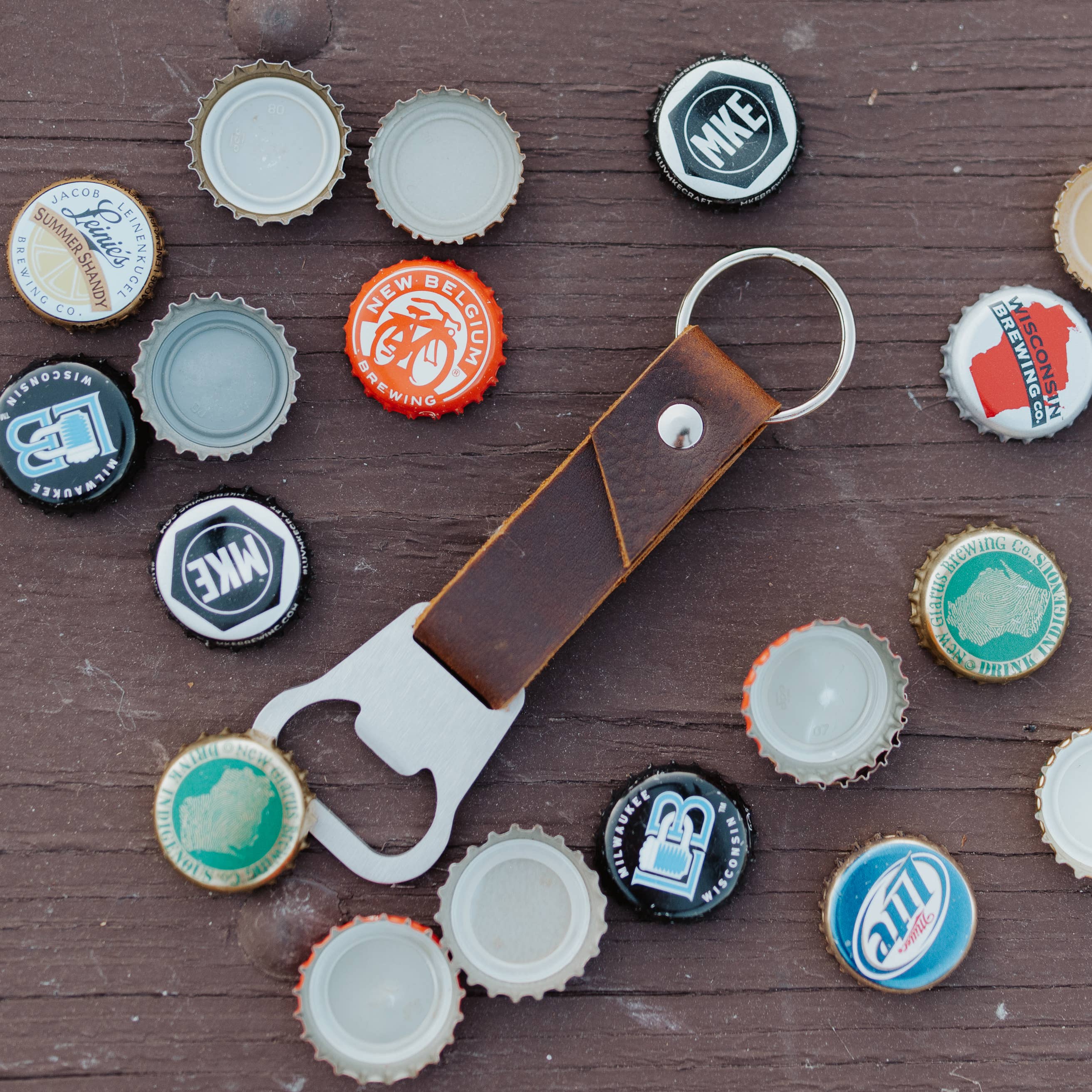 Blu Mountain Co – Engroshandel Nøglering - Unisex – Nøglering med læder og flaskeåbner3