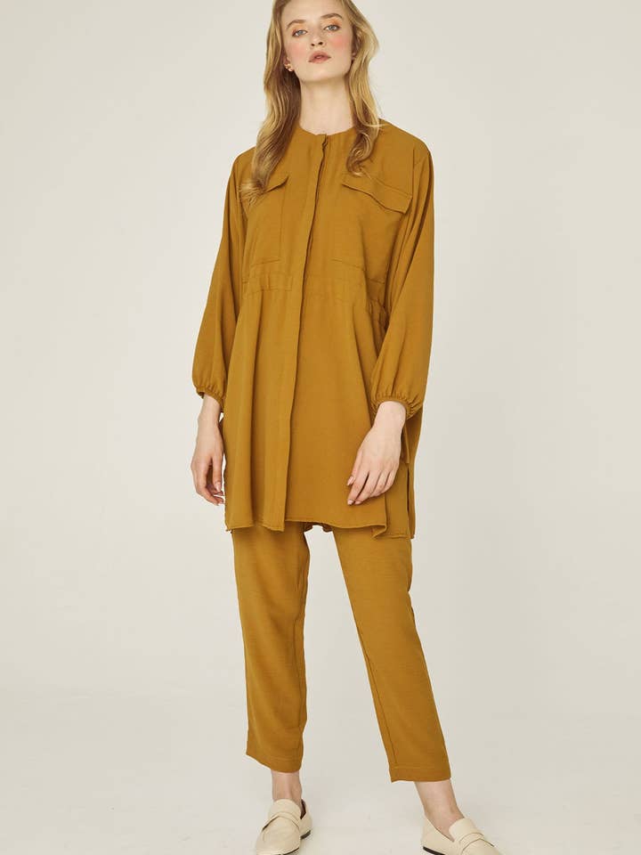 Abito in crêpe Morla Mustard 🌿 per la vendita all'ingrosso da parte di SAARADE