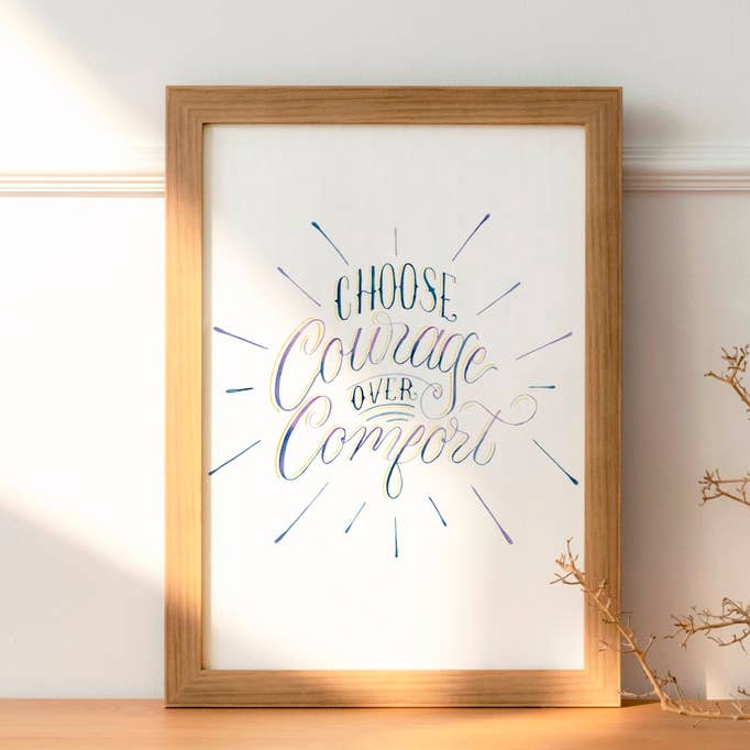 Choisissez le courage plutôt que le confort - Affiche artistique motivante pour la vente par For Tha Masses Design
