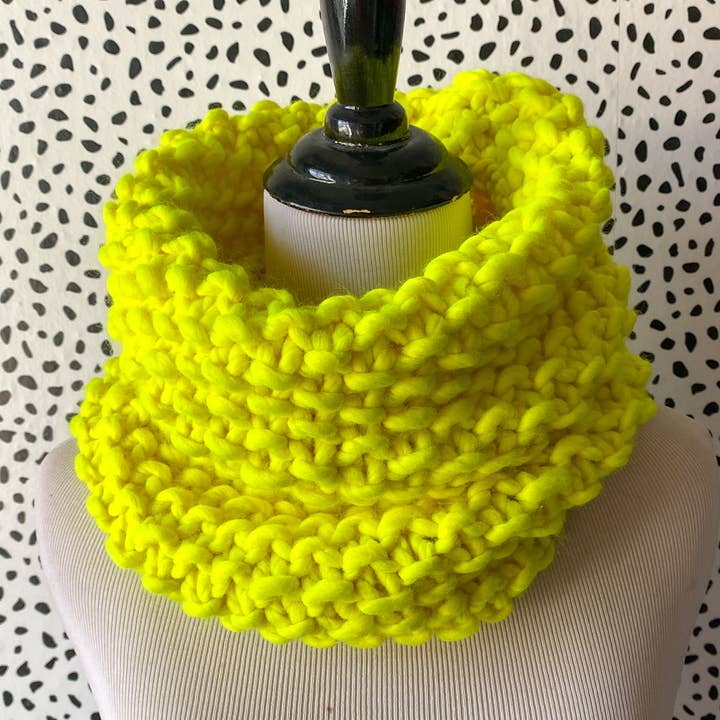 Bubble Fluff Kapuze aus Merinowolle in Neongelb für den Großhandel von Nickichicki