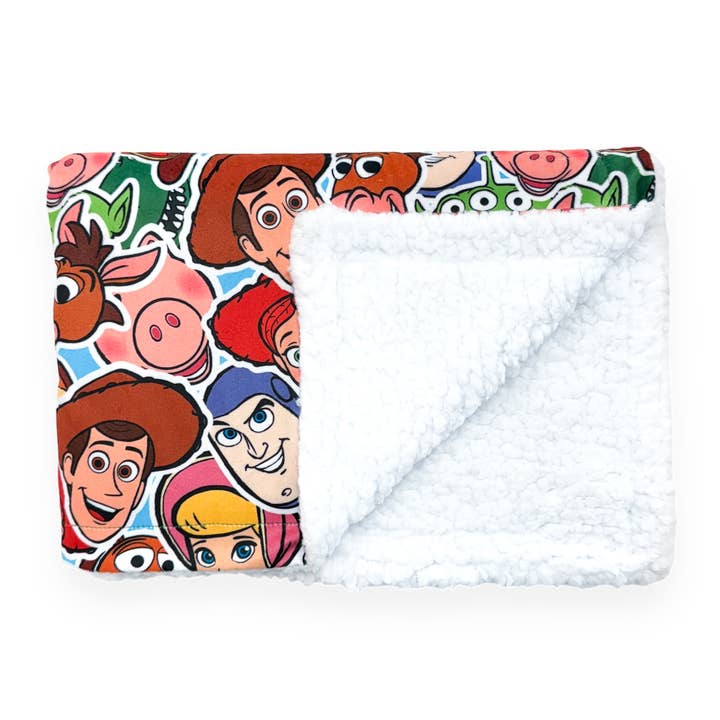 Pawsome Paws – Engroshandel Tæppe til kæledyr - Hund – Disney© hundetæppe - Toy Story venner2