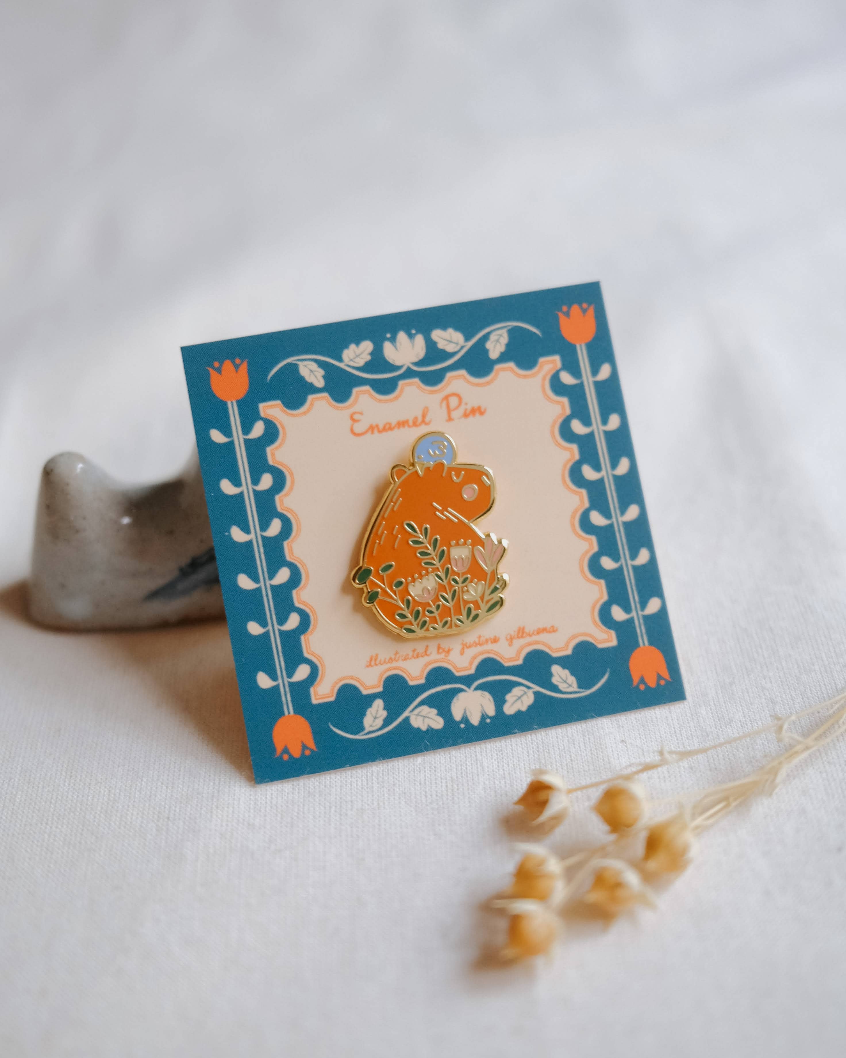 Justine Gilbuena - Vente Épinglettes/boutons - Épinglette en émail Capybara 1