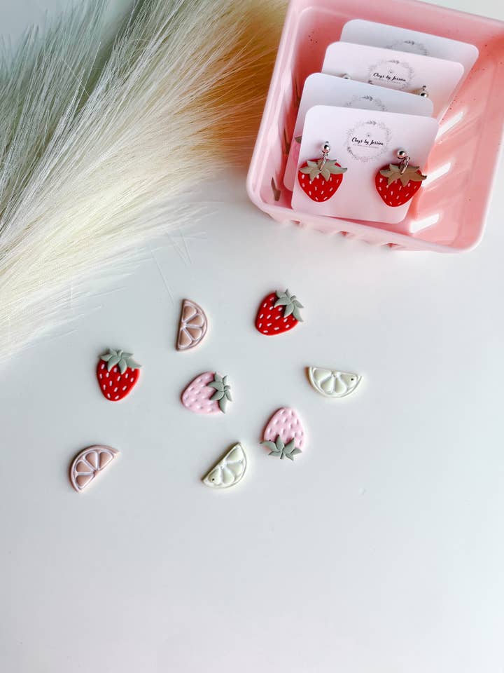 Dangle fraise pour la vente par Clays By Jessica