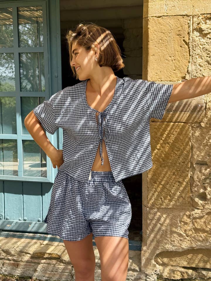 MindTraveler – Großhandel Bluse – Damen – Navyblaues Vichy-Maria-Shirt mit V-Ausschnitt