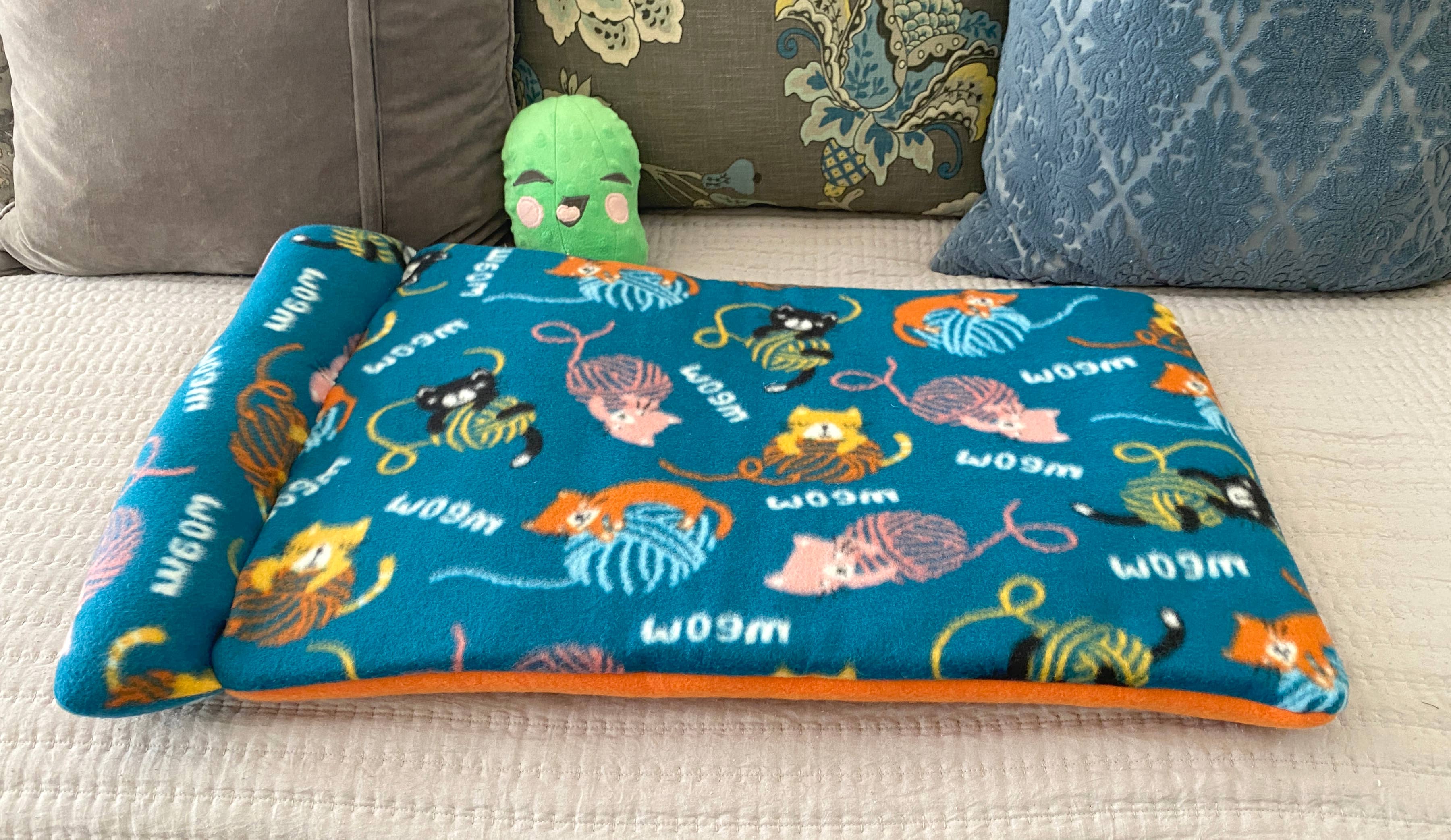 Screaming Pickles - Vente Lit – chat et chien - Lit/tapis pour animaux de compagnie fait main avec oreiller Kitty Meow6