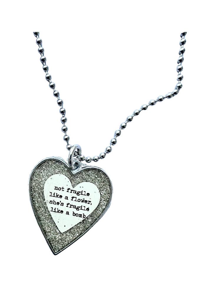 Ikke skrøbelig som en blomst Silver Heart Necklace for engroshandel hos UnfiniSHEd