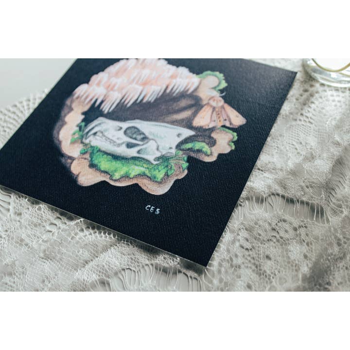 Motif de crinière de lion, de champignons et d'un gros crâne de chauve-souris brune pour la vente par Brevity Art