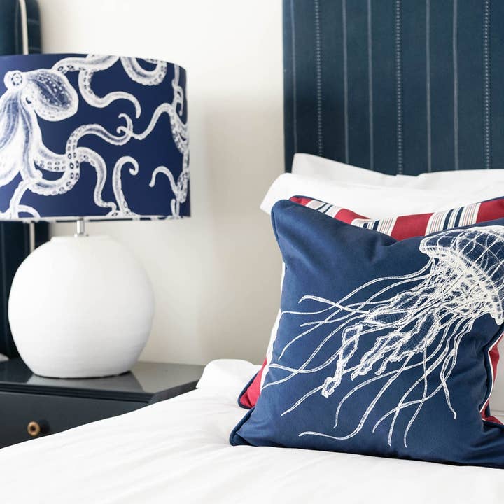 Bianco su blu marino Paralume Octopus bianco su blu marino in vendita all'ingrosso su Faire2