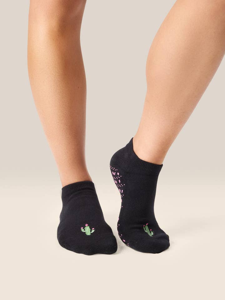 MoveActive - Wholesale Socks – Women's - Classic Low Rise Grip Socks - Señorita Spike0