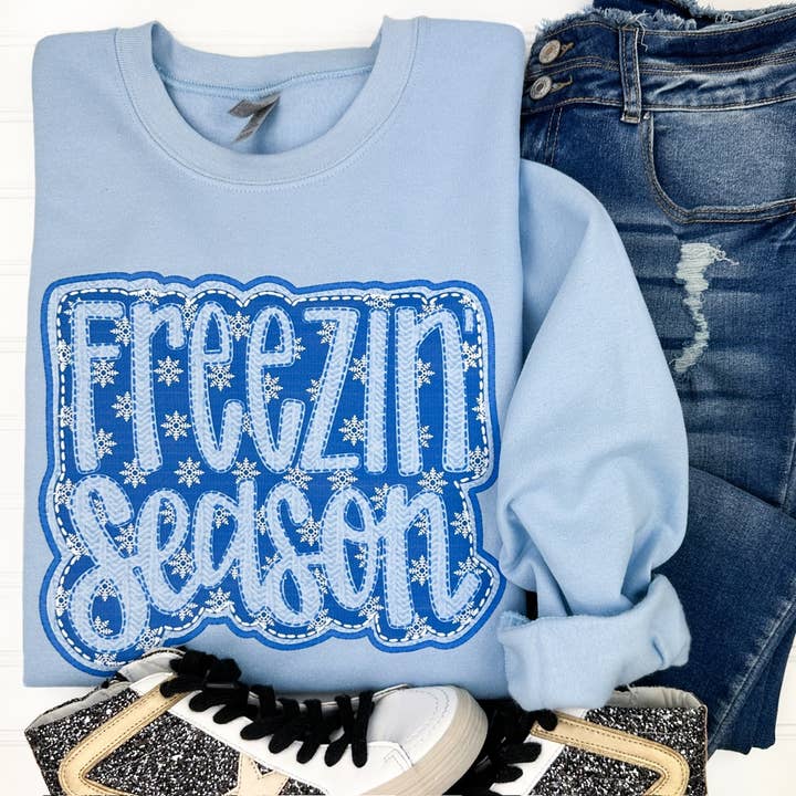 Freezin' Season Faux Borduurwerk Sweatshirt - Lichtblauw voor wholesale door Nikkilynn Wholesale