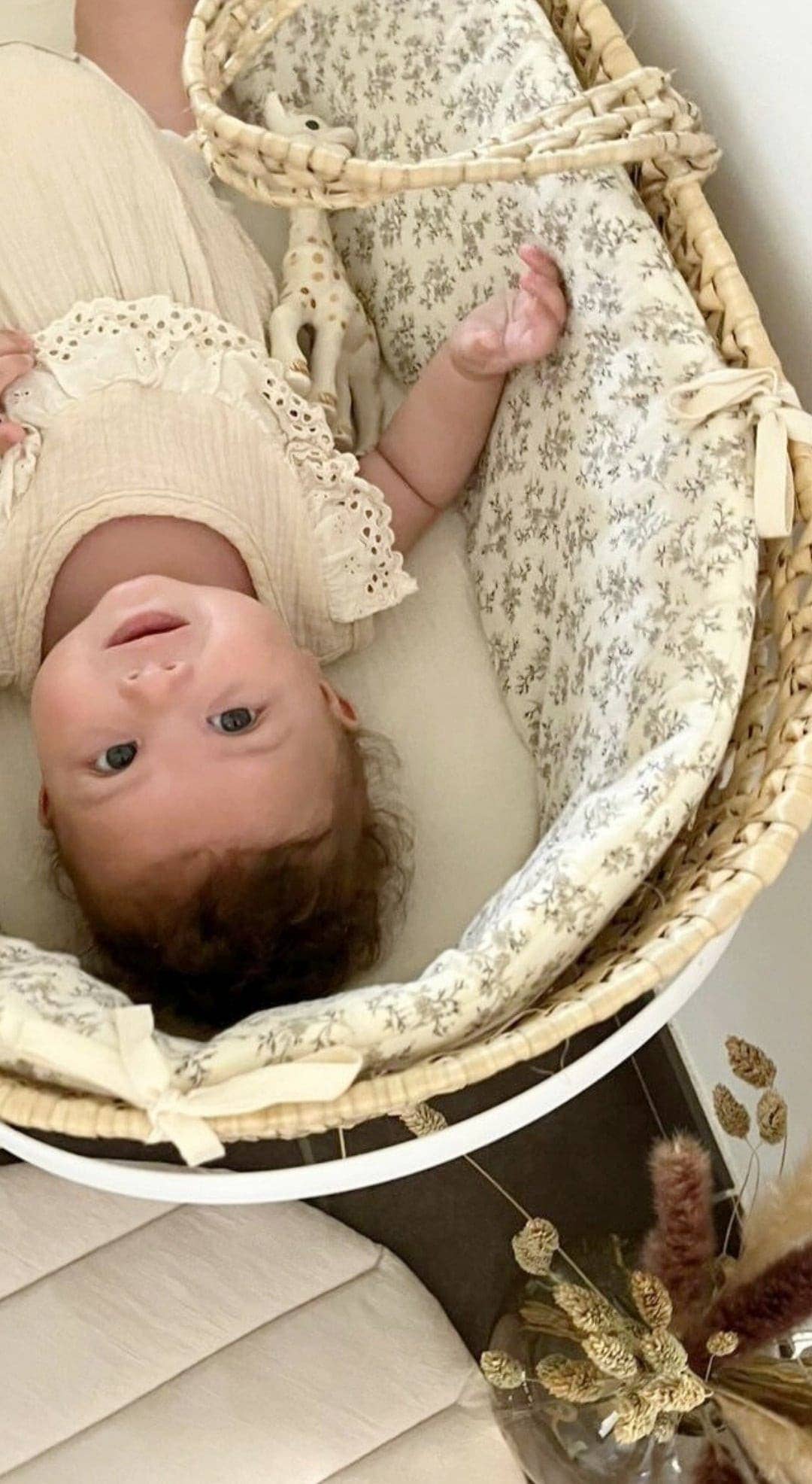 Les p'tites Merveilles de Bérénice - Wholesale Bassinet - Baby - “Louison” bassinet in ecru organic cotton double gauze with beige flowers5