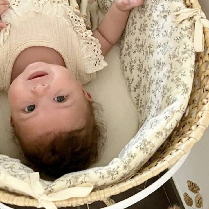 Les p'tites Merveilles de Bérénice - Wholesale Bassinet - Baby - “Louison” bassinet in ecru organic cotton double gauze with beige flowers5