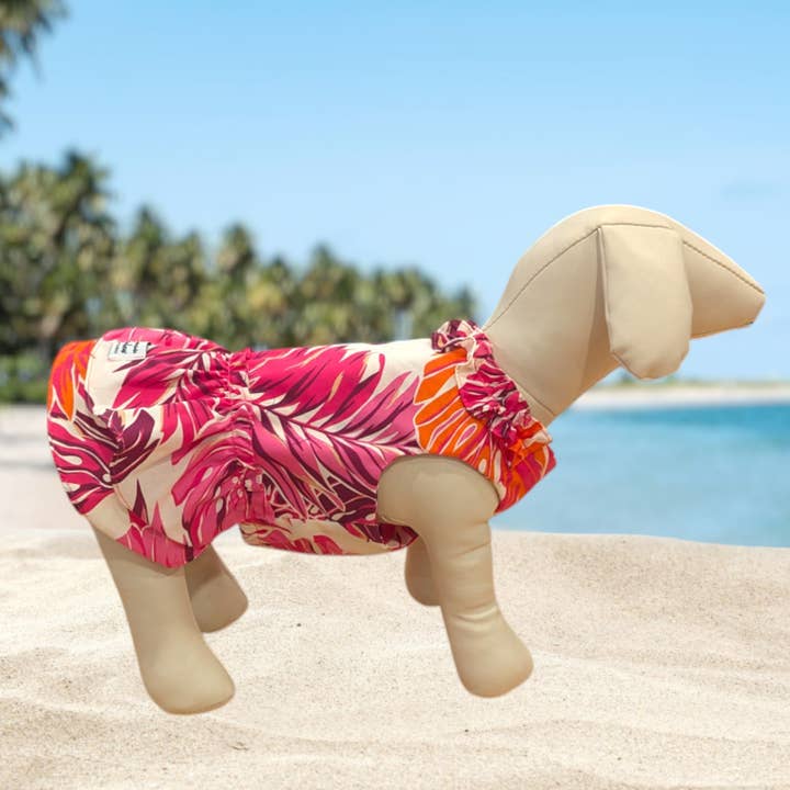Charme de l'île : Robe hawaïenne pour chien Monstera rose et orange pour la vente par Muumuu Rainbow / DBA Princess Kaiulani Fashions