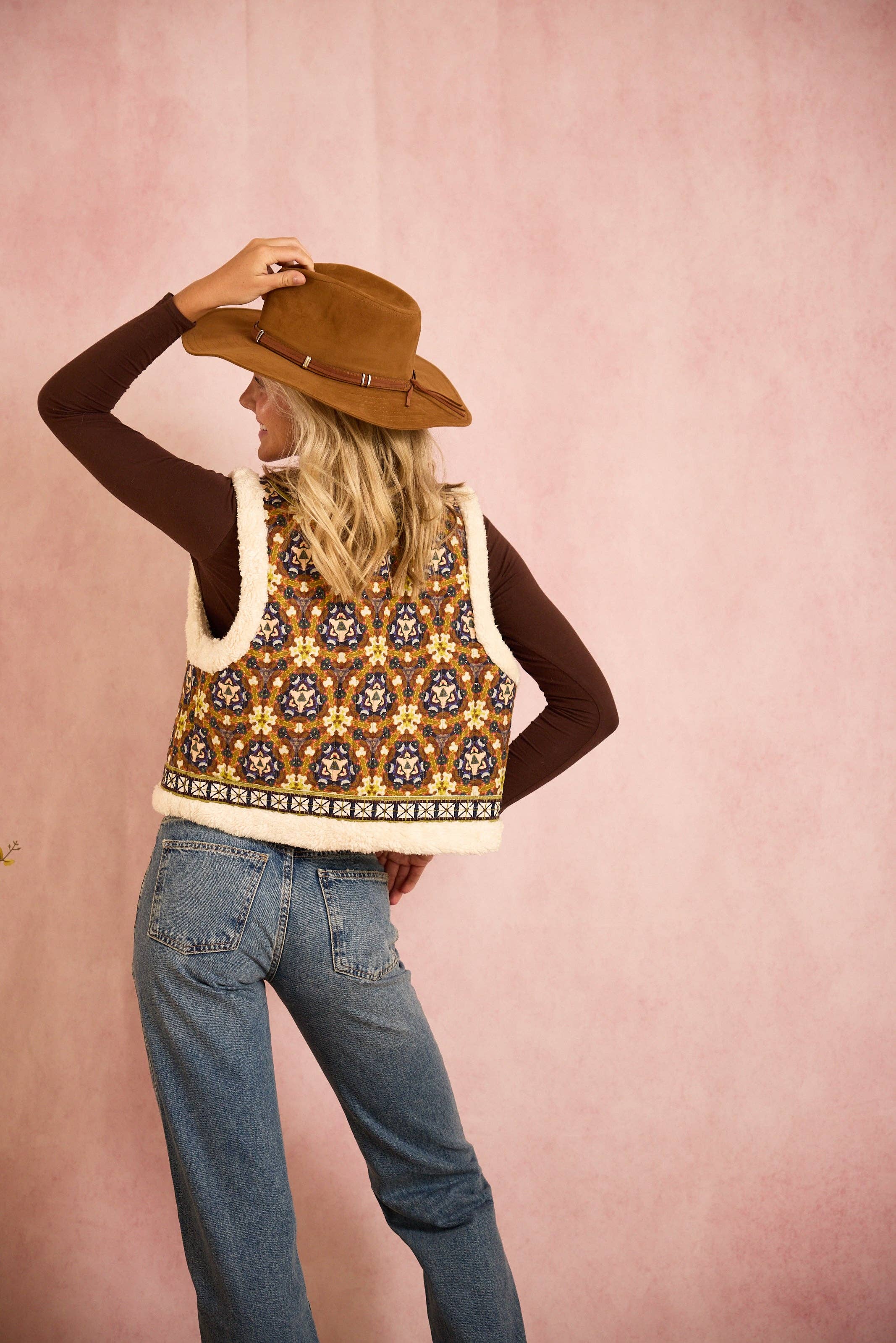 Brooks Avenue - Wholesale Outerwear Vest - Women's - The Willow Sherpa Reversible Vest - Chestnut Swirl6