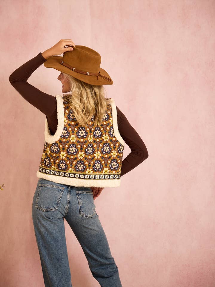 Brooks Avenue - Wholesale Outerwear Vest - Women's - The Willow Sherpa Reversible Vest - Chestnut Swirl6