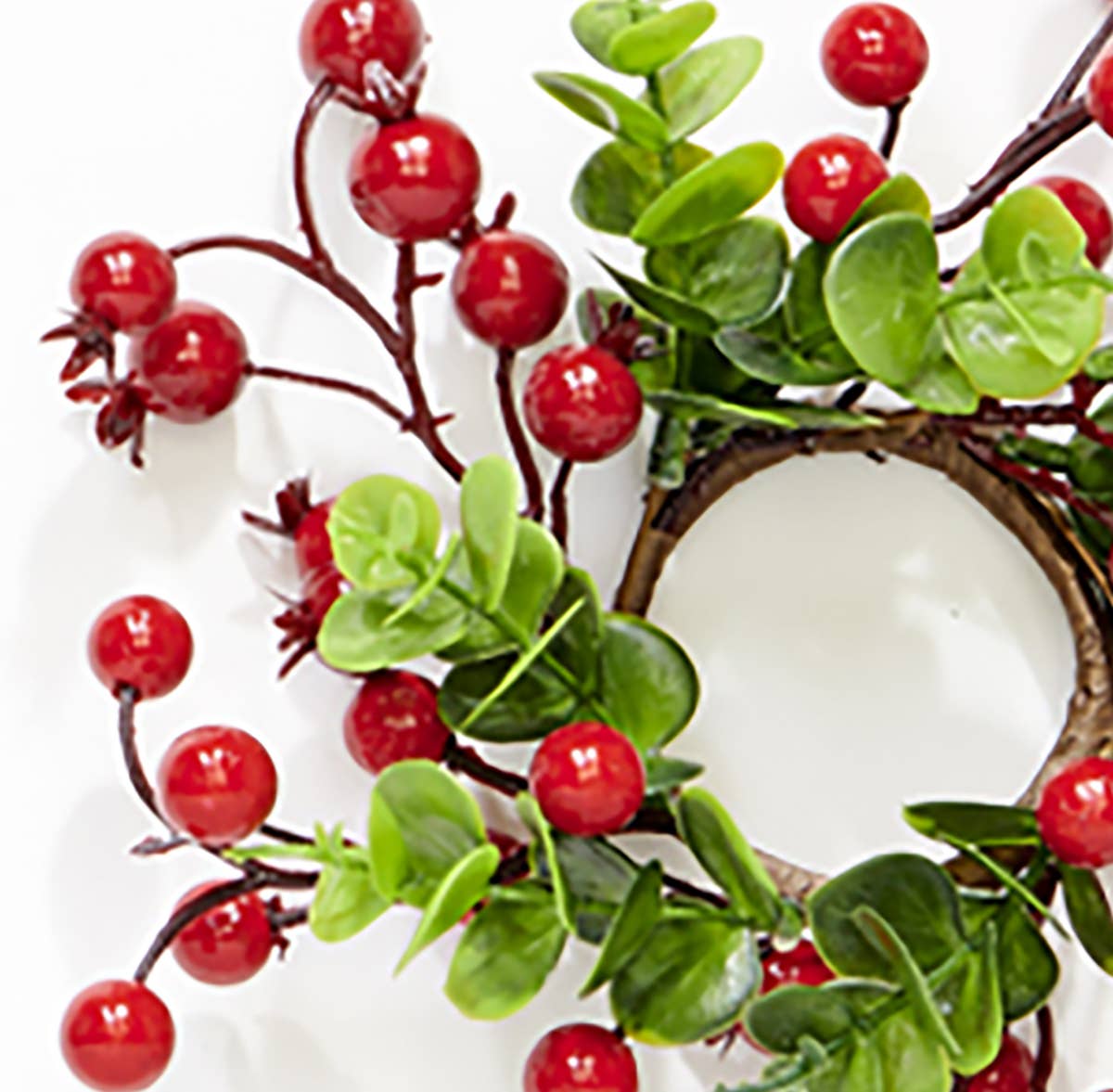 WORTH IMPORTS - Vente Bougeoirs - Anneau de bougie de 2,25" avec baies rouges et feuilles d'eucalyptus1
