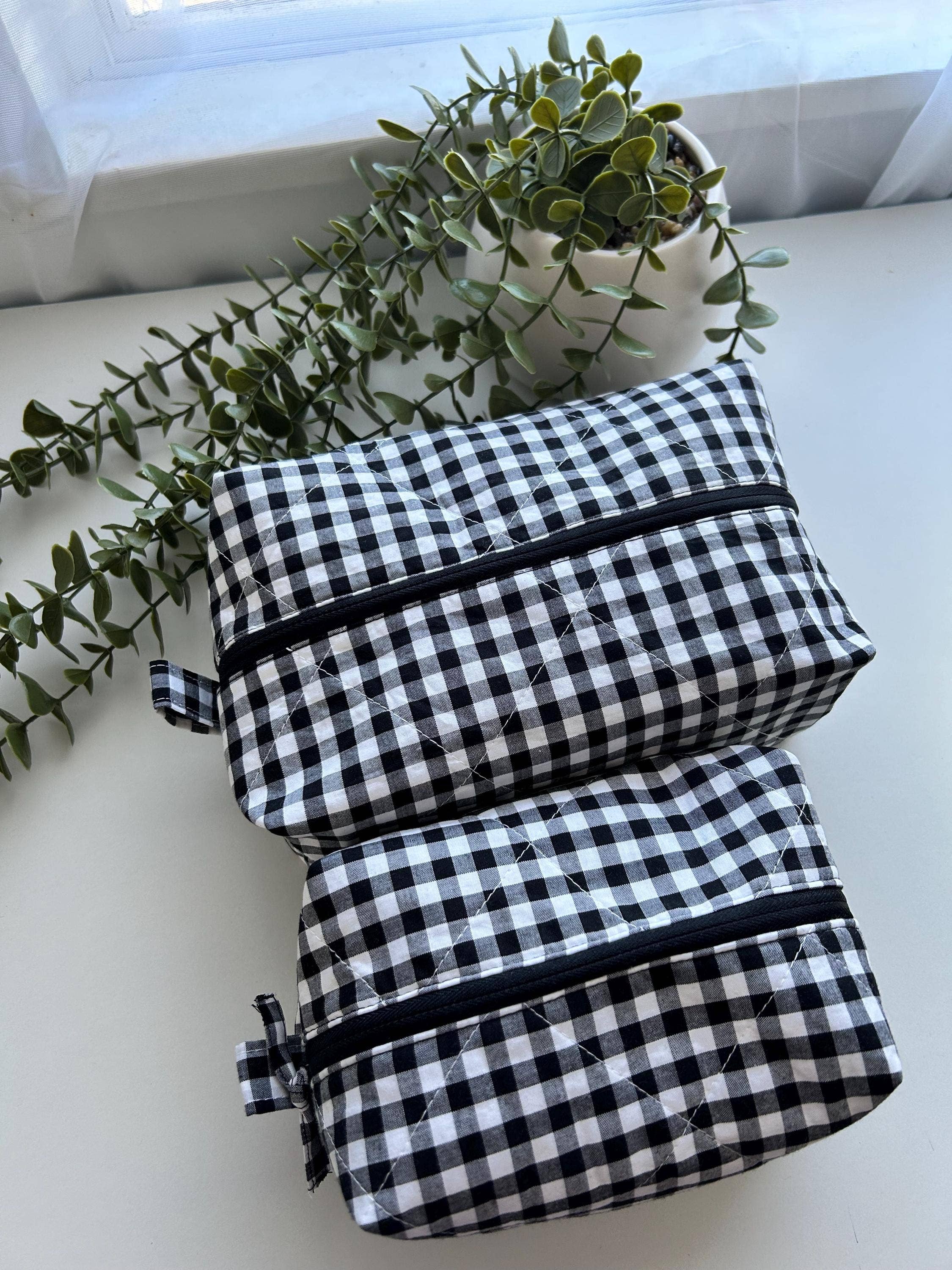 DaintyLuxeAU – bolsa de maquilhagem e cosméticos por atacado – Bolsas de maquiagem variadas: xadrez vichy, acolchoada, com formato quadrado, diversos tamanhos9